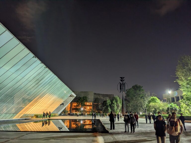 Walking Tour Ciudad Universitaria / UNAM and Cruising Camino Verde